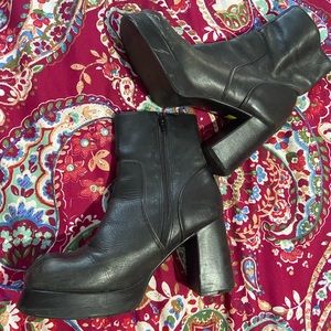 Vintage Steve Madden platform boots!